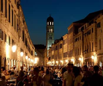 Gamla stan i Dubrovnik: Kvällstur med historia, vin och matbitar