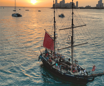 Cartagena, CO: Passeio de barco pirata ao pôr do sol com bebidas