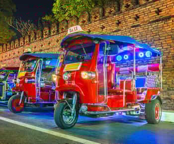 Chiang Mai: Tur de noapte al templelor și al mâncării de stradă cu Tuk Tuk