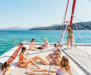 Santorini: Passeio de Catamarã com jantar de churrasco, bebidas e música
