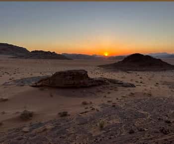 Wadi Rum: Full-Day Jeep Tour with Bedouin Dinner and Cave