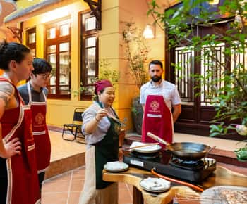Aula de culinária em Hanói: visita ao mercado, receita gratuita e bebidas