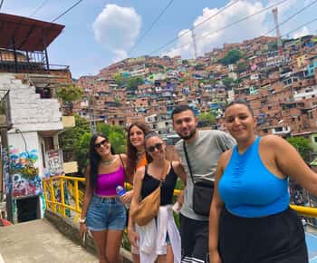Medellín:Comuna 13 tour with Spray Painting and Street food