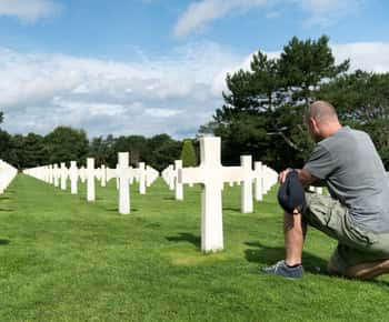 Paris: Normandy D-Day Sites Guided Day Trip with Lunch