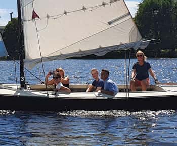 Amburgo: giro turistico in barca a vela di 1,5 ore sull'Aussenalster