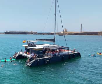 Cadiz capital:Catamarán Experience paseo con baño y almuerzo