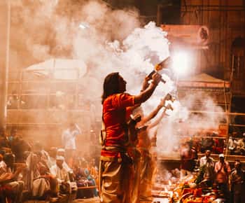 Desde Delhi: Tour de 2 días a Varanasi y Sarnath con paseo en barco