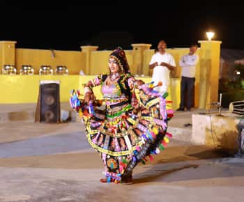 Jaisalmer: Jeep Safari, Camel Ride, Dinner and Folk Dance