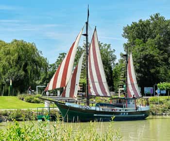Tulln: «Regentag» de cerca: la obra de arte flotante de Hundertwasser.