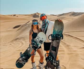Echte sandboarding- en sandskiing-ervaring bij zonsondergang op een crazy buggy.