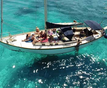 Catania: Boat Trip with Aperitif, Prosecco and Snorkeling