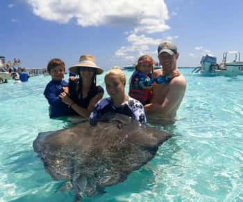 Grand Cayman: Catamaran Cruise with Stingray City & Snorkel