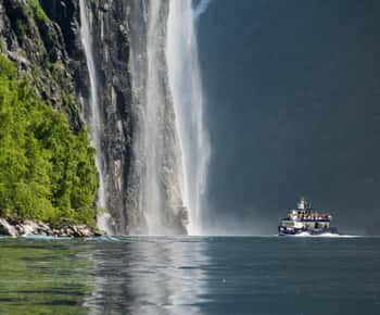 Fra Ålesund: Rundtur med fjordcruise til Geirangerfjorden