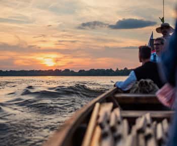 Toruń: tramonto sulla Vistola da una barca tradizionale.