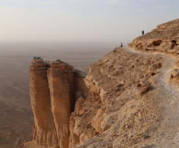 Riyadh Province: Edge of the World Tour Sunset with Dinner