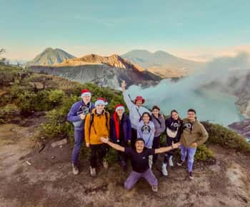 Banyuwangi/Bali: Ijen Volcano Midnight Blue Fire Guided Tour