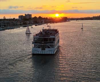 Newport Beach: Crociere della città Crociera con cena nel fine settimana con DJ