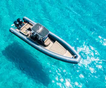 Cagliari: Bootstour mit dem Zodiac, 3-4 Badestopps, Wein und Schnorcheln