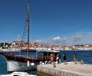 Rovinj: passeio de barco pela Ilha Vermelha e pelo fiorde Lim com churrasco e natação