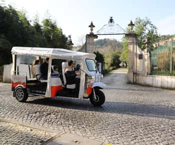 Coimbra: TukTuk-Abenteuer. Lokaler und mehrsprachiger Gastgeber. Abholung vom Hotel.