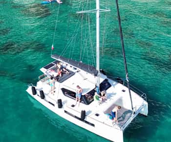 Cagliari: Katamaran-Tour mit 3 Stopps und Prosecco-Toast