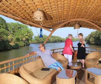 Crucero de lujo por los remansos: tour privado de un día desde Kochi