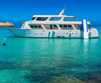 Protaras: DREAM lyxig yachtkryssning med rutschkana, grill och 1 drink