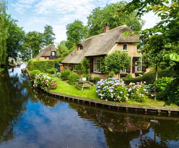 Amsterdam: Giethoorn Day Trip, Boat Tour, and Walking Tour