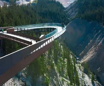 Calgary Banff: Columbia Icefield, Skywalk, and Lakes DayTour