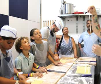 Nápoles: Clase de elaboración de pasta con entrante y bebida