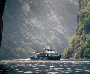 Geiranger: Sightseeing med båt på fjorden og til fossene