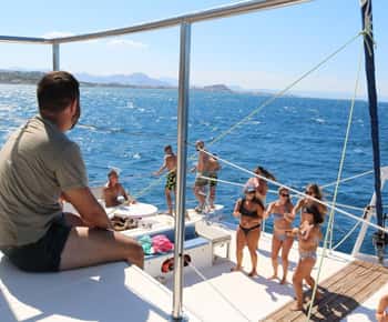 De Dénia/Jávea: Passeio de barco em Cala Blanca com jet ski e almoço