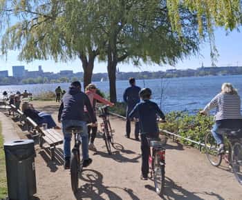 Tour in bici intorno all'Alster: celebrità, acqua e natura