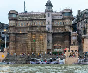 Varanasi: Passeio de barco ao nascer do sol com cerimónia de Chai & Arti