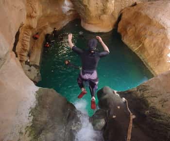 Parking w Wadi Shab Spotkanie z lokalnym przewodnikiem dla kierowców