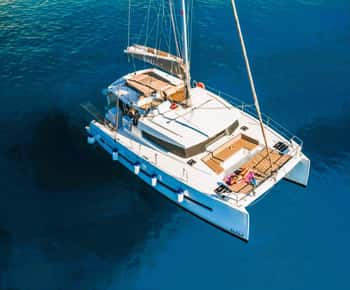 Limassol: Cruzeiro num catamarã de luxo com almoço e bebidas