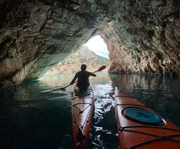 Naxos: Rhina Grot en Kustlijn Zeekajak Tour