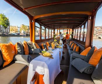 Амстердам: класически круиз с лодка със салон, сирене и вино