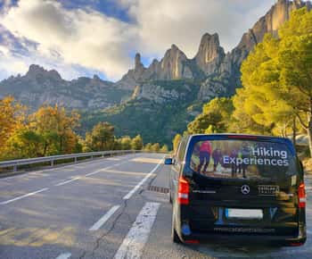 Da Barcellona: Tour privato guidato e funivia di Montserrat