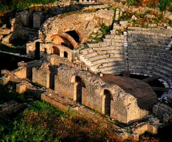 Tour semi-privato; da Corfù a Tirana - 3 siti UNESCO