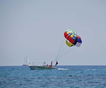 Santorini: Parasailing Flight Experience på Black Beach