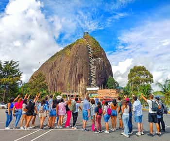 Medellín: Guatapé-Tour mit Boot, Frühstück, Mittagessen und Lamas