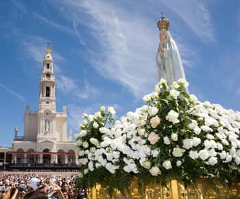 From Lisbon: Fátima, Nazaré, Batalha, and Óbidos Guided Tour