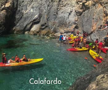Granada: Geführte Kajaktour – Klippen und Höhlen von Playa de La Rijana