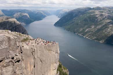 Lysefjorden: 4-Day Cycling Tour with Preikestolen Hike