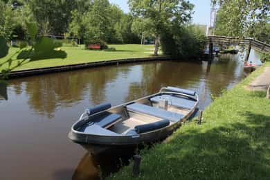 Bootverhuur 2 Uur 8 Persoon met Stuur en Kussens