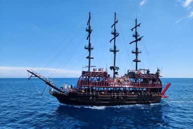 Antalya'dan: Kemer Korsan Partisi Tekne Turu, Öğle Yemeği ve Transfer Dahil
