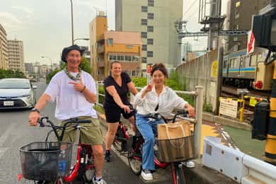 東京：東京タワーとドルフィンショーを含むナイトE-バイクツアー