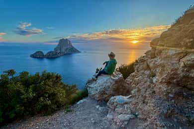 Geschichte und Entspannung auf Ibiza: Dalt Vila, Cala Bassa und Can Soleil