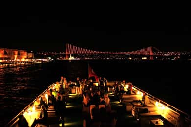 Istanbul: Bosphorus Dinner Cruise with Turkish Show